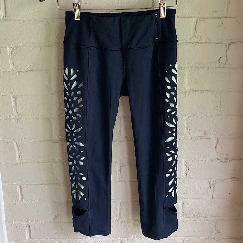 Calia by Carrie Underwood size small black & light green floral legging